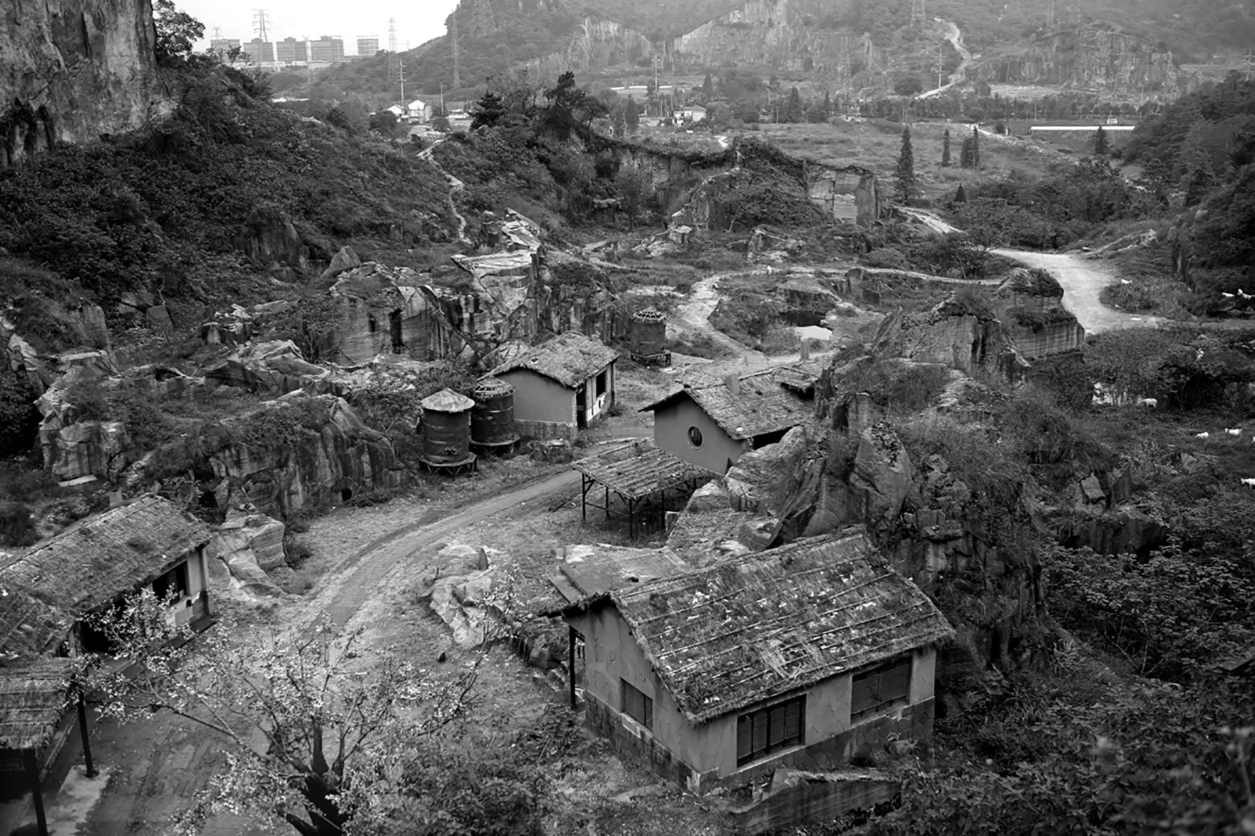 Yang Fudong, Moving Mountains, 2016.
Single channel film, 35mm b&w film, music: Jin Wang: 46 min. 30 sec.
